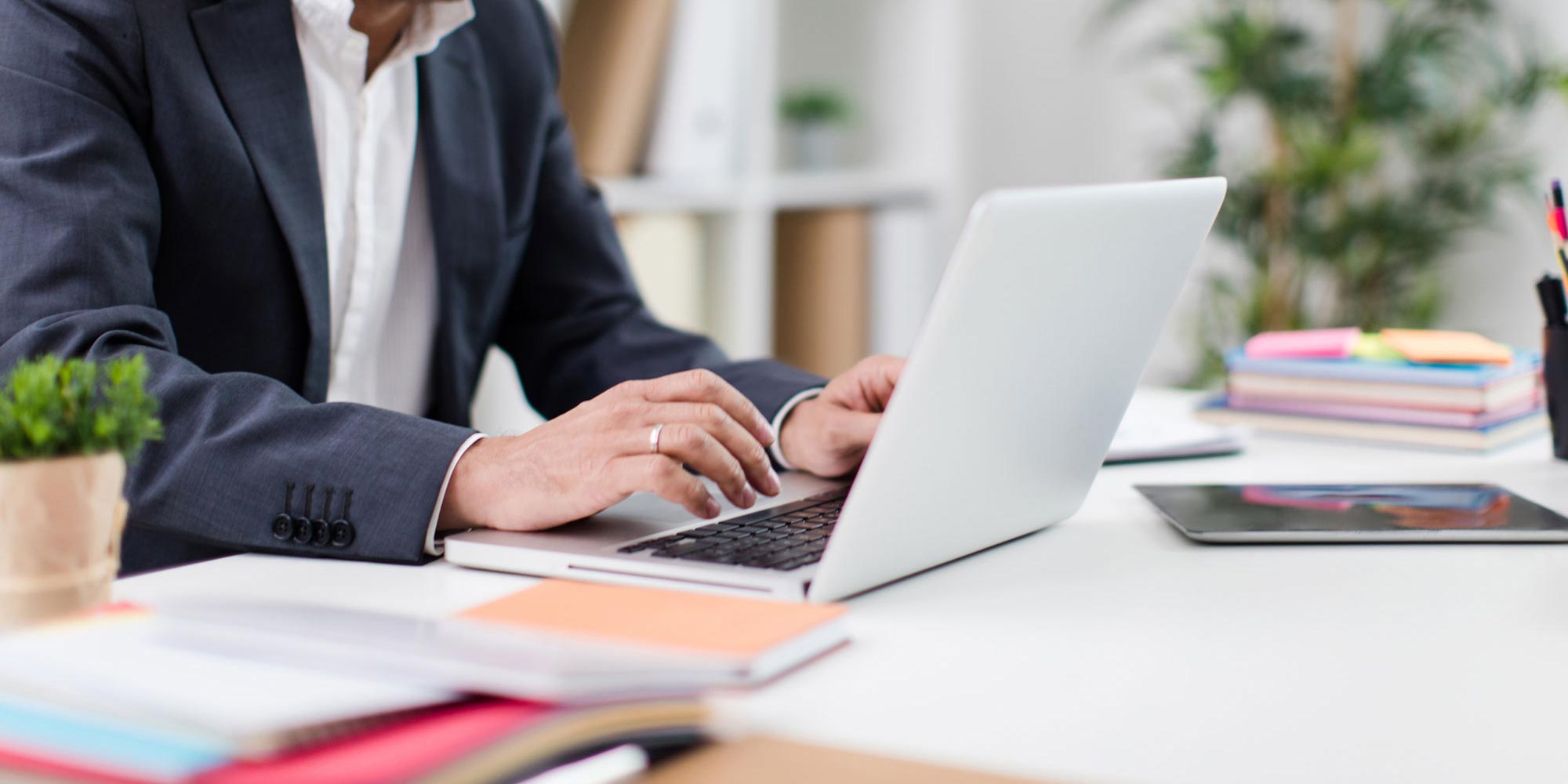 Person som sitter med en laptop