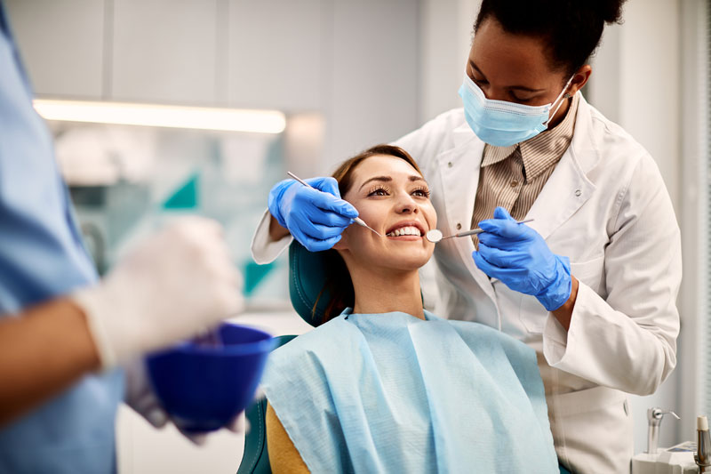 En person blir undersökt av en tandläkare