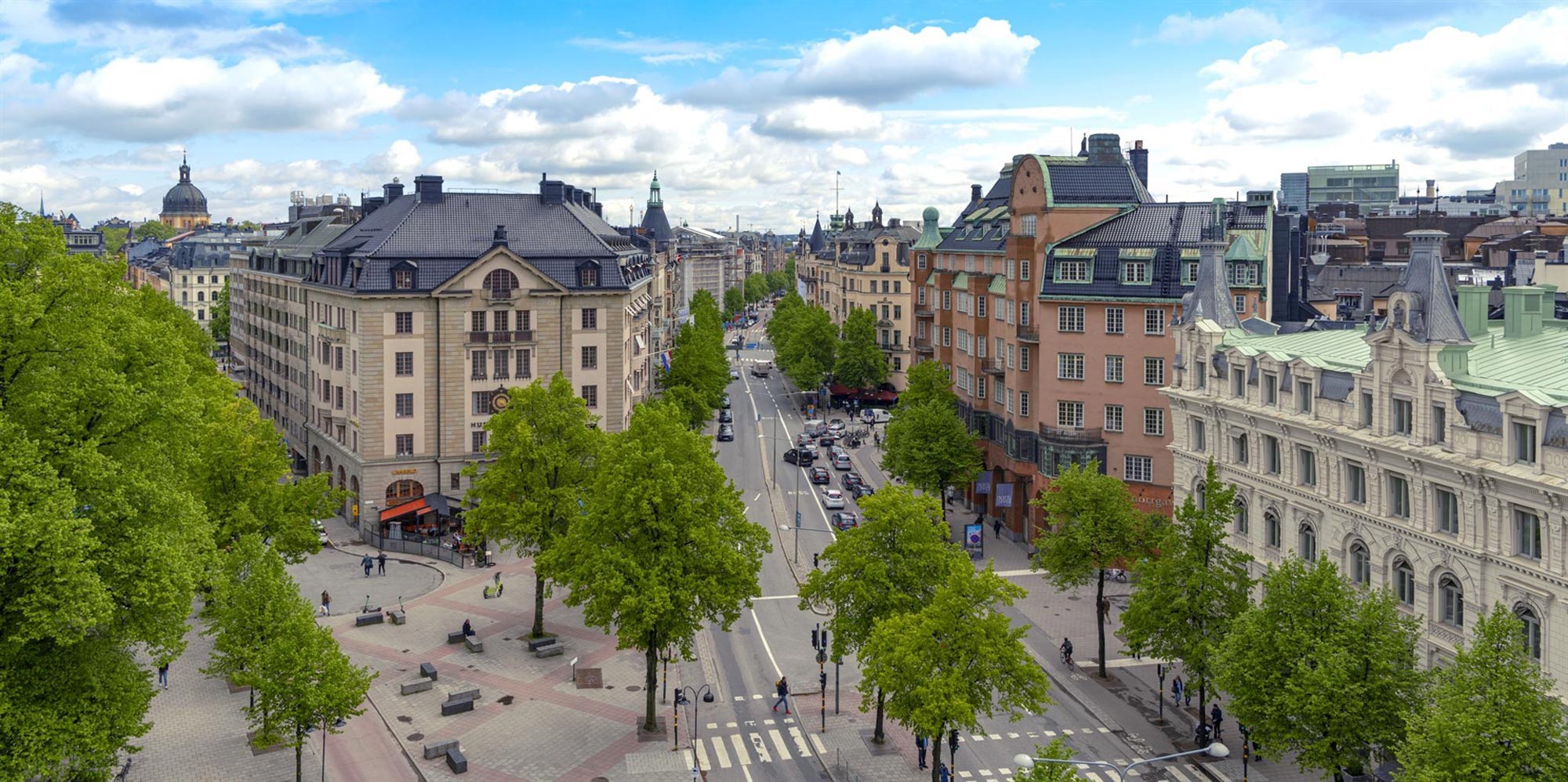 Stad med äldre hus och bilväg