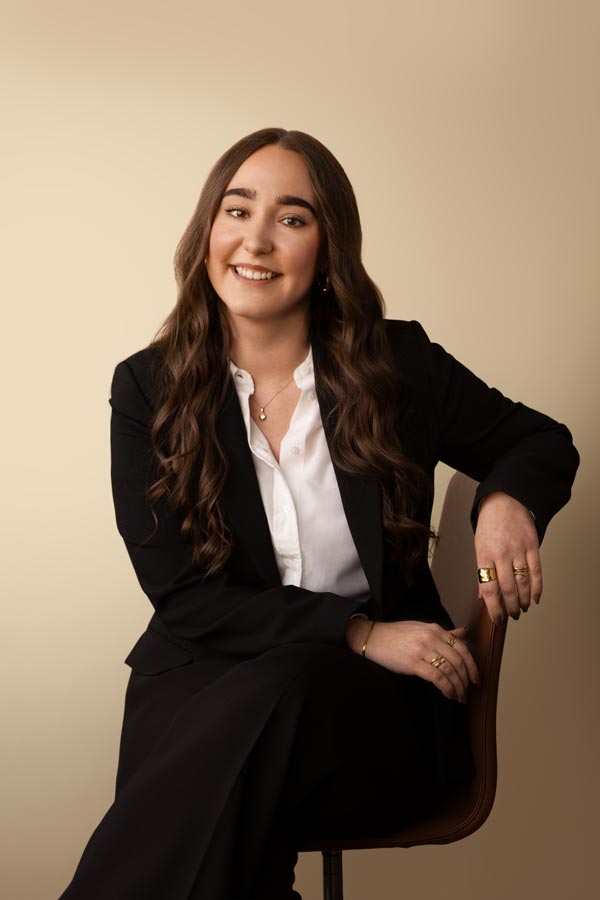 Moa Abrahamsson, Associate