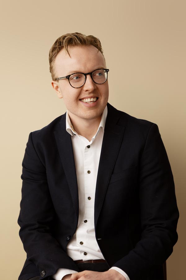 Oskar Lodin, Associate